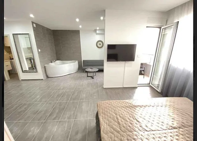 One-bedroom apartment with a jacuzzi in the living room, located in a modern building with an elevator — photo 9